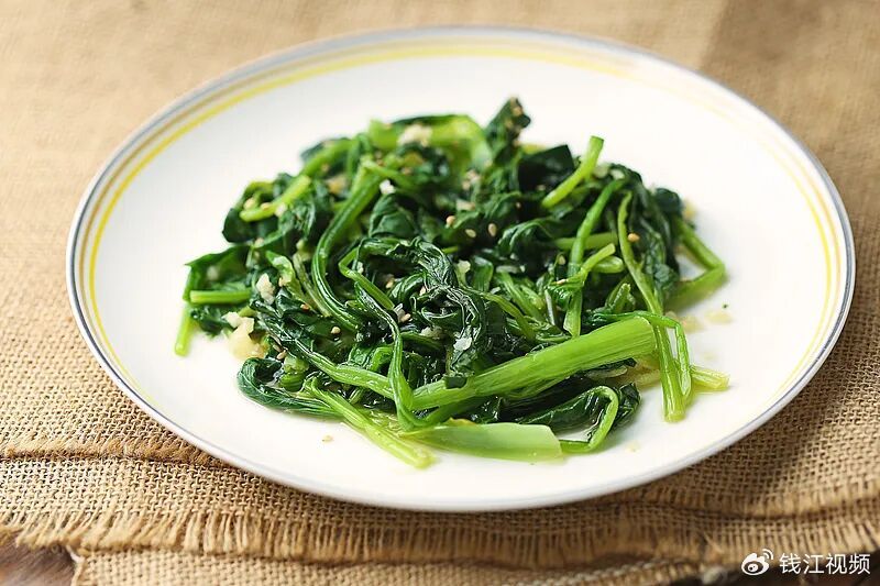 隔夜剩菠菜、剩凉菜……这6种剩菜，吃了容易中毒！看完赶紧倒掉|细菌|冰箱|食物中毒|亚硝酸盐|加热_新浪新闻