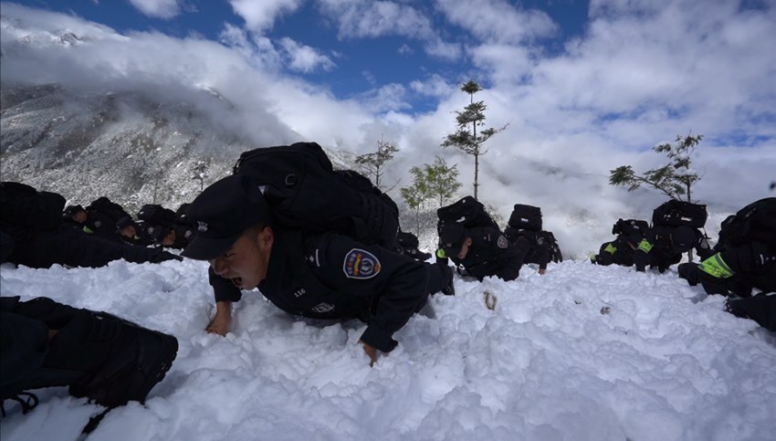 甘孜特警开展紧急雪地拉练活动|雪地|拉练|队员_新浪新闻