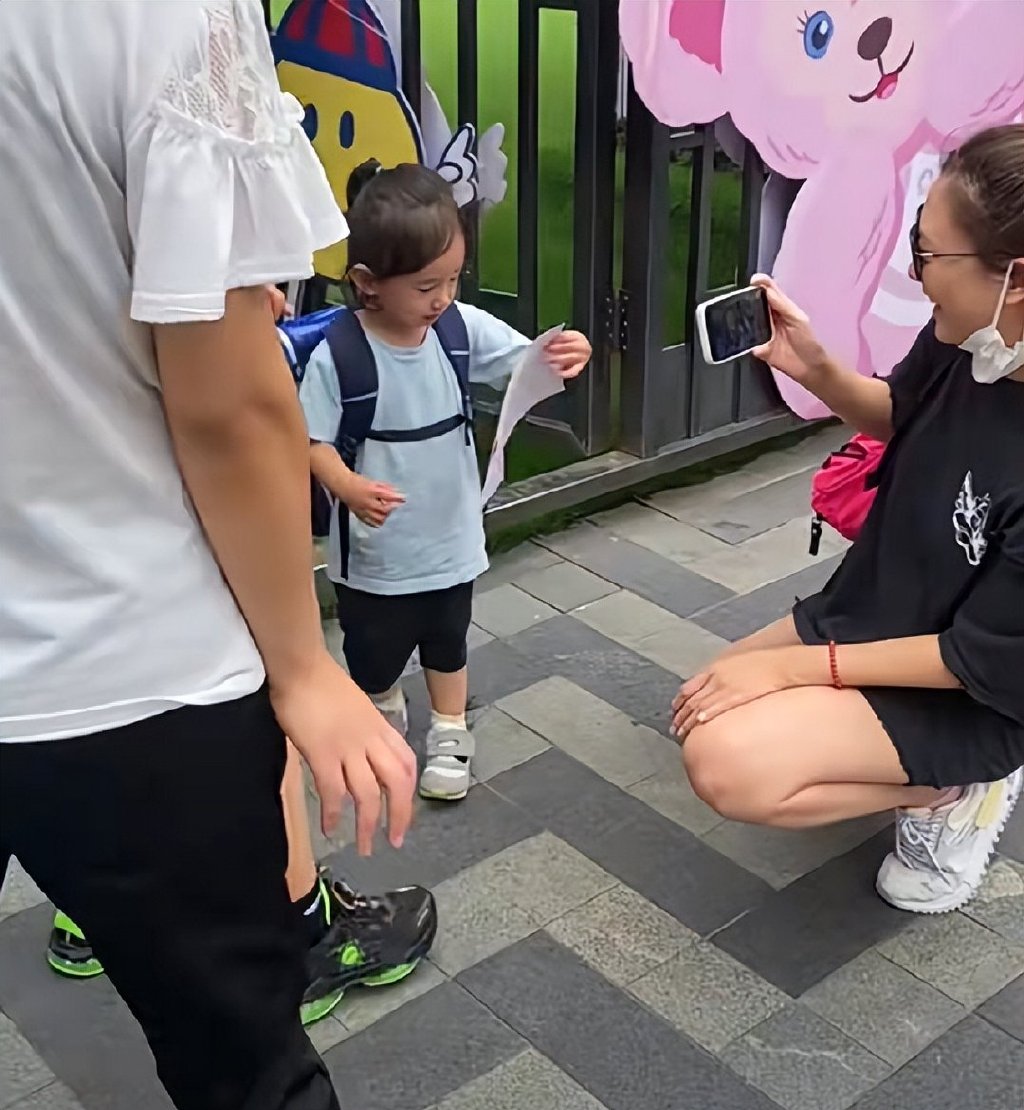 应采儿带俩儿子外出，Jasper打扮酷帅像爸爸，弟弟马尾造型惹争议休闲区蓝鸢梦想 - Www.slyday.coM