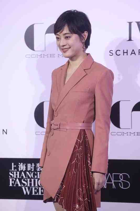 孙俪太懂减龄穿搭了,穿着的裙子少女感挺强,显年轻还有气质休闲区蓝鸢梦想 - Www.slyday.coM 孙俪太懂减龄穿搭了,穿着的裙子少女感挺强,显年轻还有气质休闲区蓝鸢梦想 - Www.slyday.coM