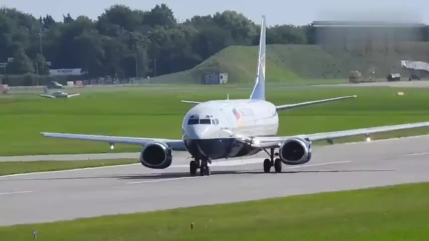 给你看一下飞机起飞过程的特写镜头一个视频让你看明白