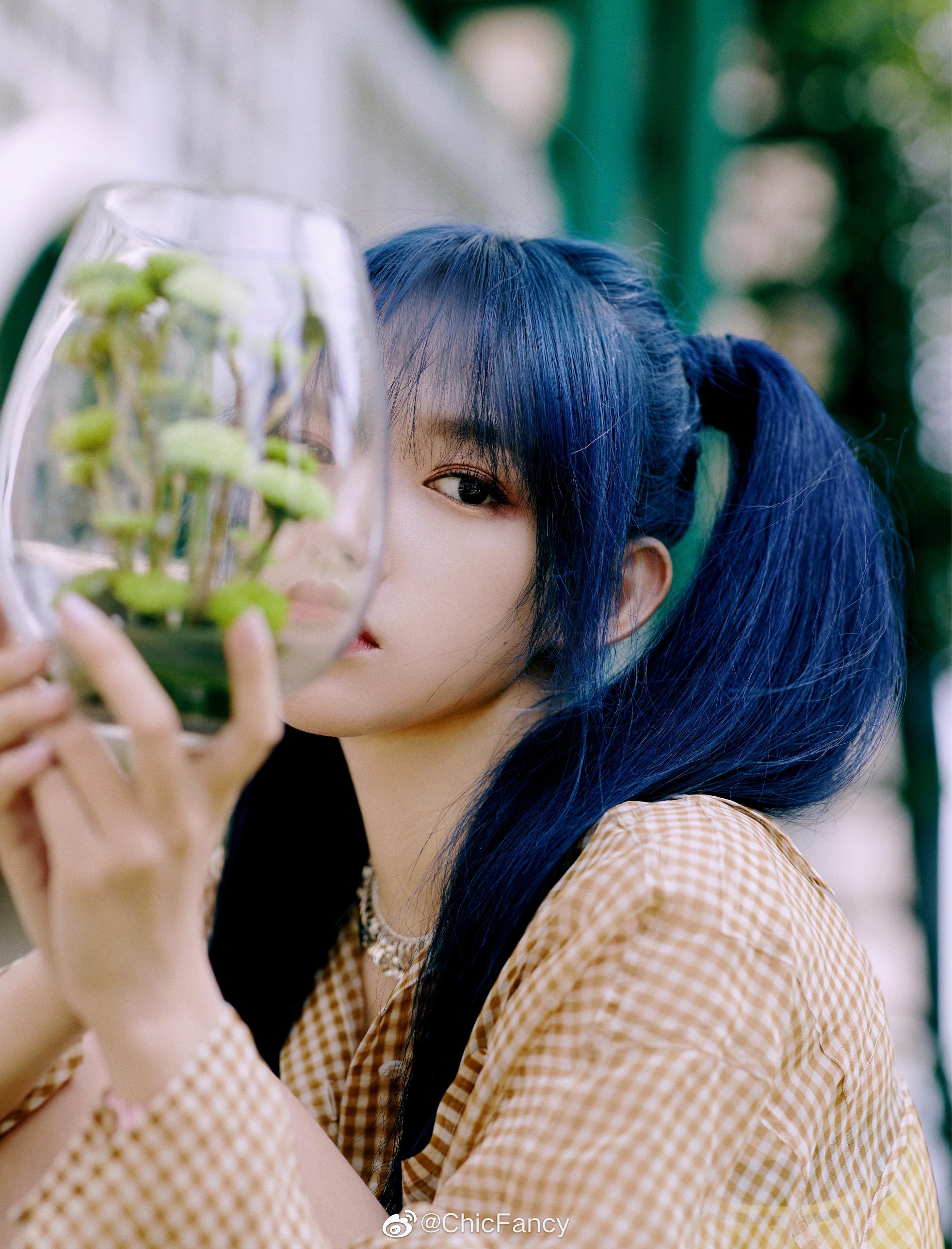 综艺造型 | 搭配米黄色沙质格子衬衫