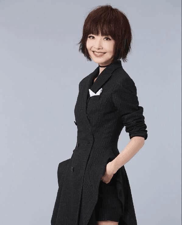 49岁鲁豫真会穿!格纹裙配颈链气质绝了,新发型实在减龄