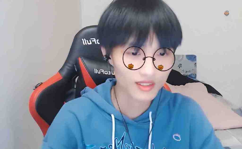 RNG斩获S12首胜，镜头给到特写，小虎笑了，北枫：久违的笑容休闲区蓝鸢梦想 - Www.slyday.coM