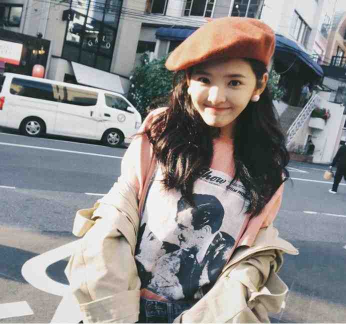 章若楠不仅颜高,穿搭更是教科书级别,高领线衣+百褶裙清新文艺休闲区蓝鸢梦想 - Www.slyday.coM 章若楠不仅颜高,穿搭更是教科书级别,高领线衣+百褶裙清新文艺休闲区蓝鸢梦想 - Www.slyday.coM