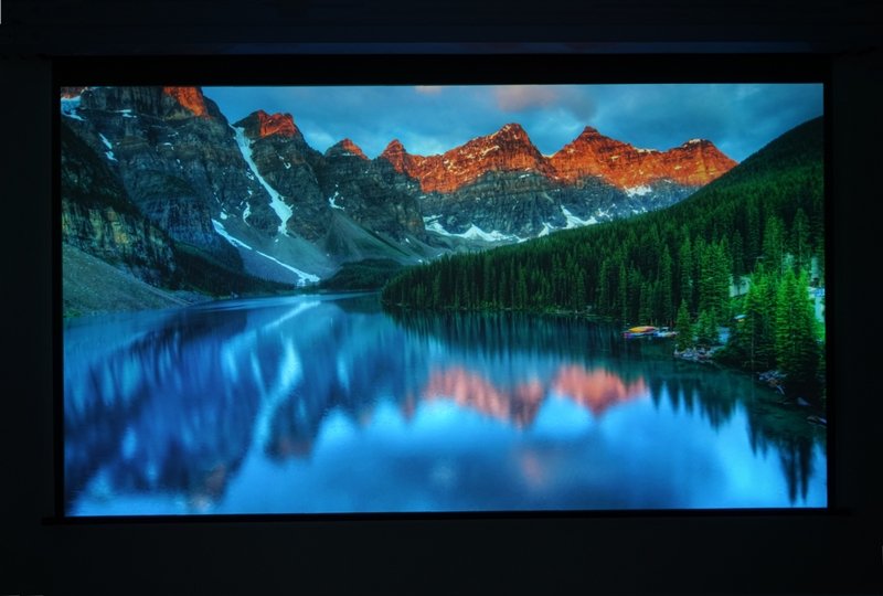 以下为更多关灯实拍投影画面:即便是在会议室10个吊顶射灯全开的情况