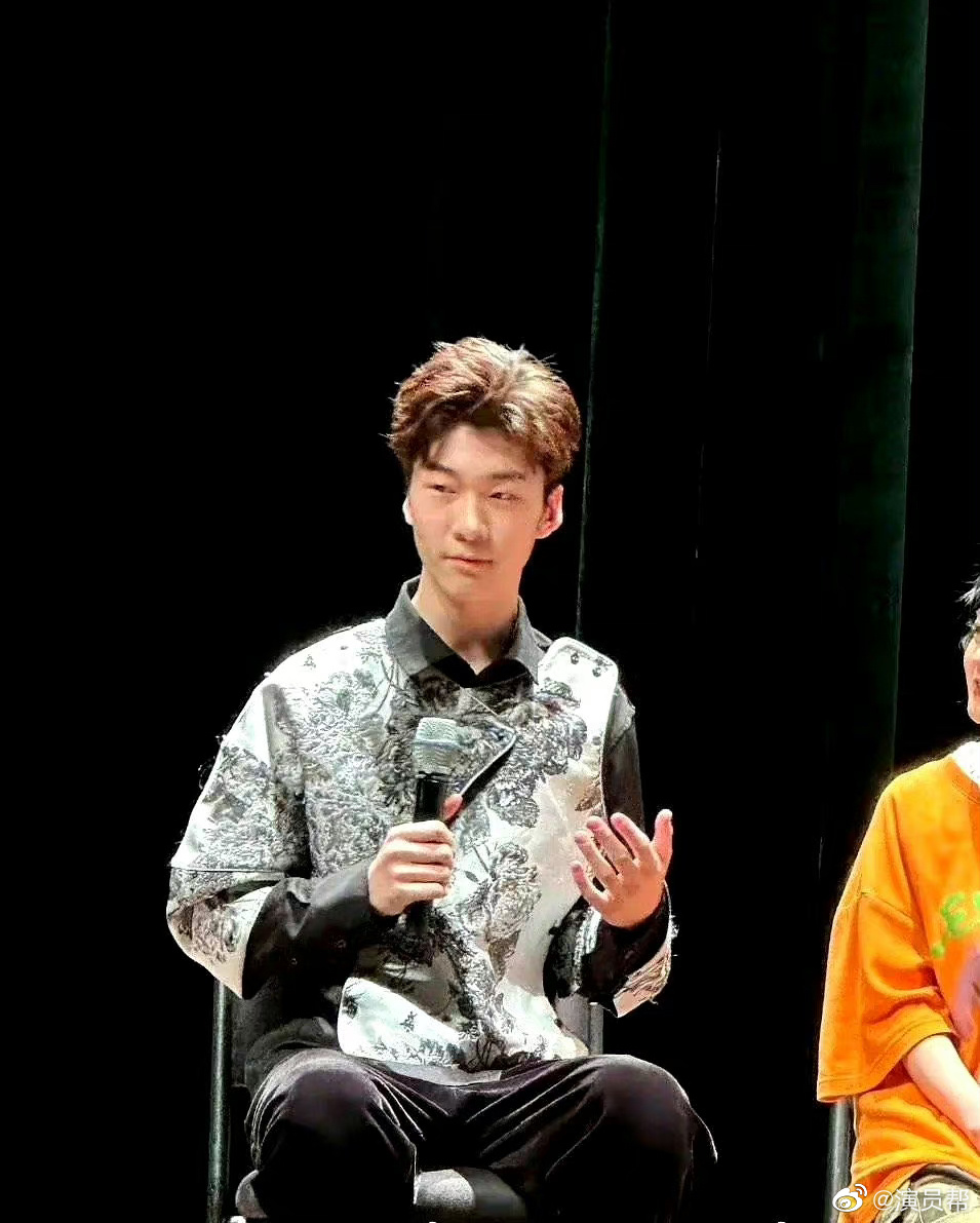 张亮的儿子真的和张亮一模一样了__财经头条