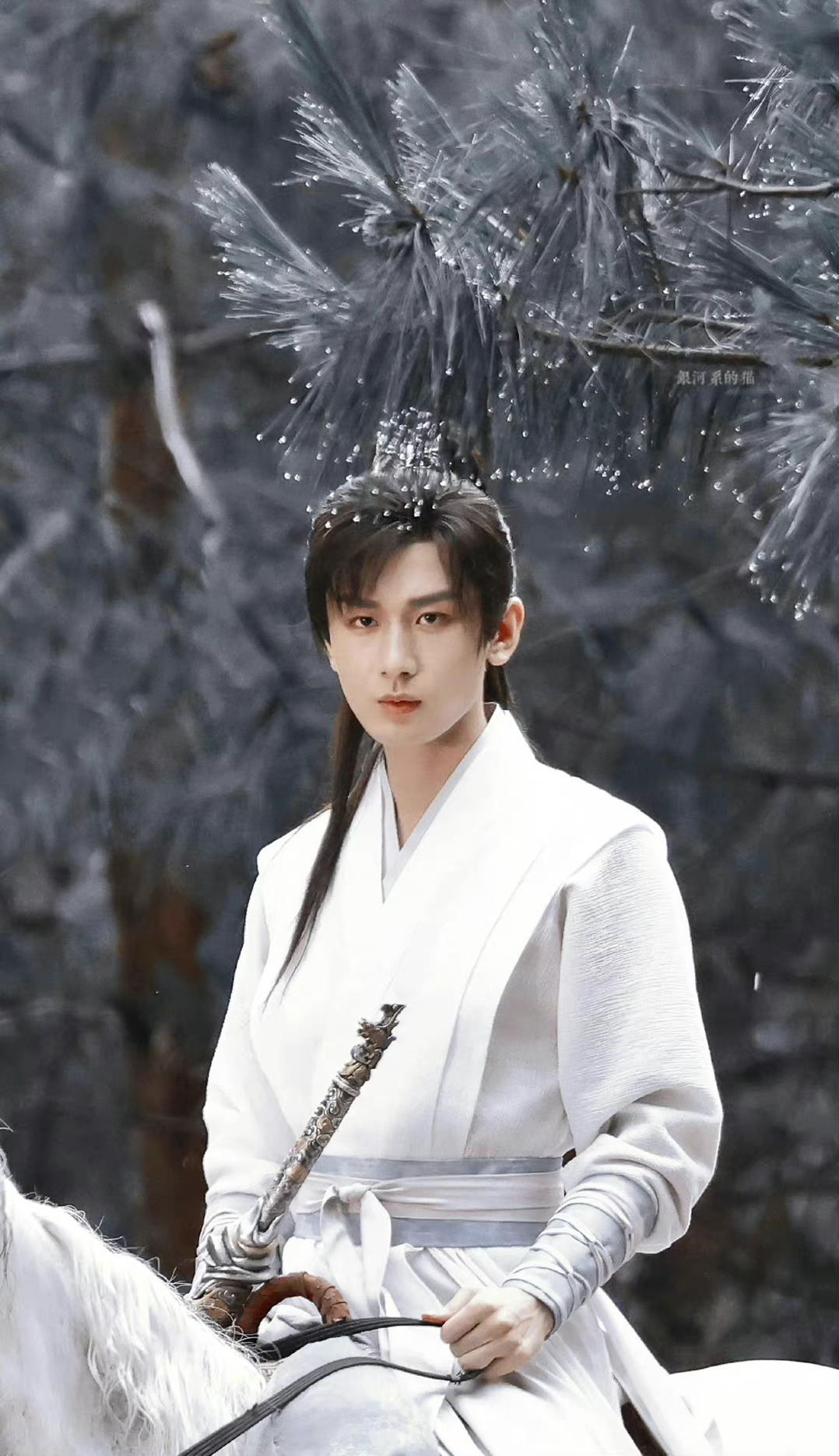 成毅莲花楼饭拍路透白衣古装好帅骑着白马少年感十足