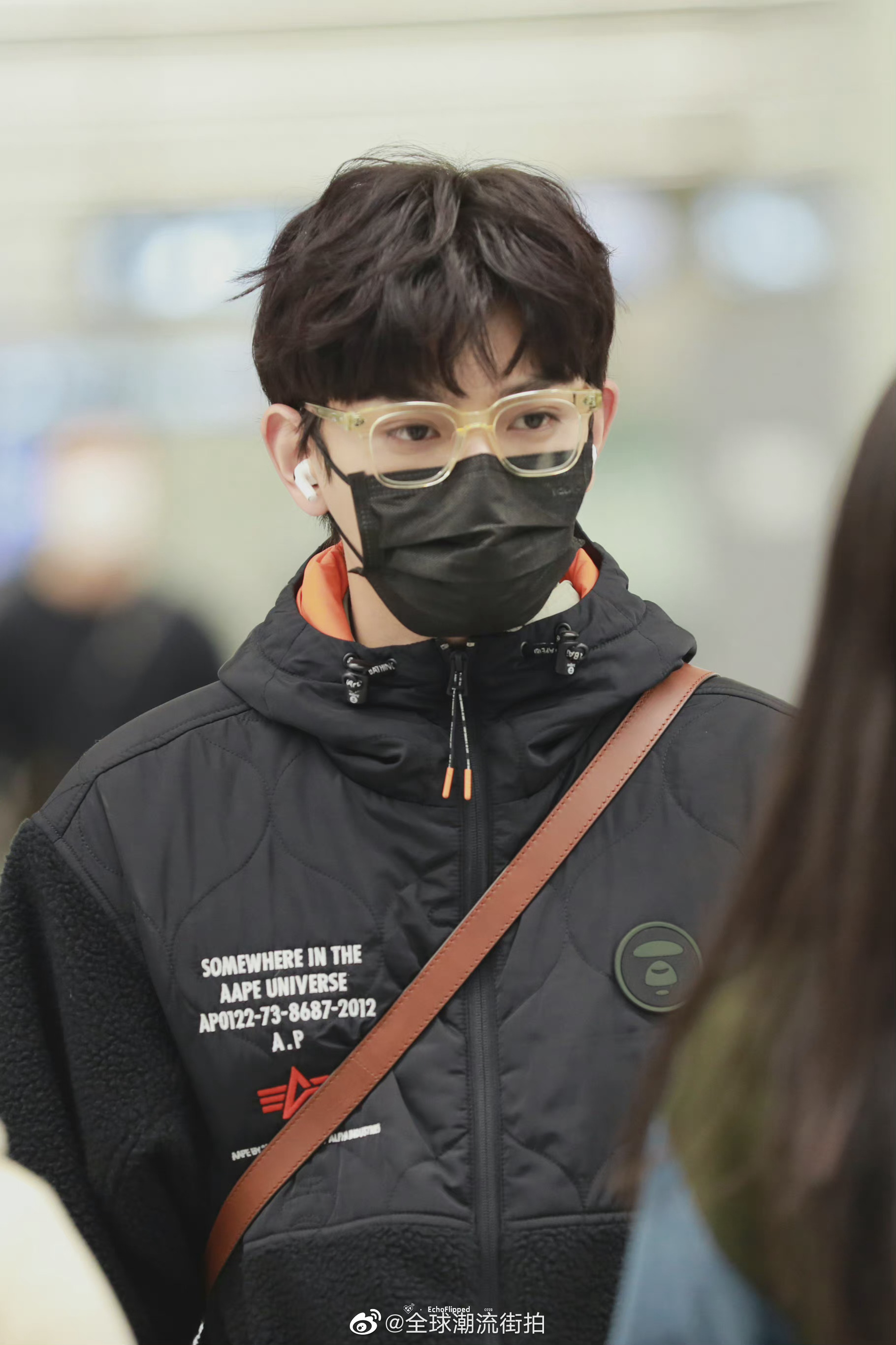 丁禹兮最新机场look 更新 all black 羊羔毛拼接夹克套装……_高清
