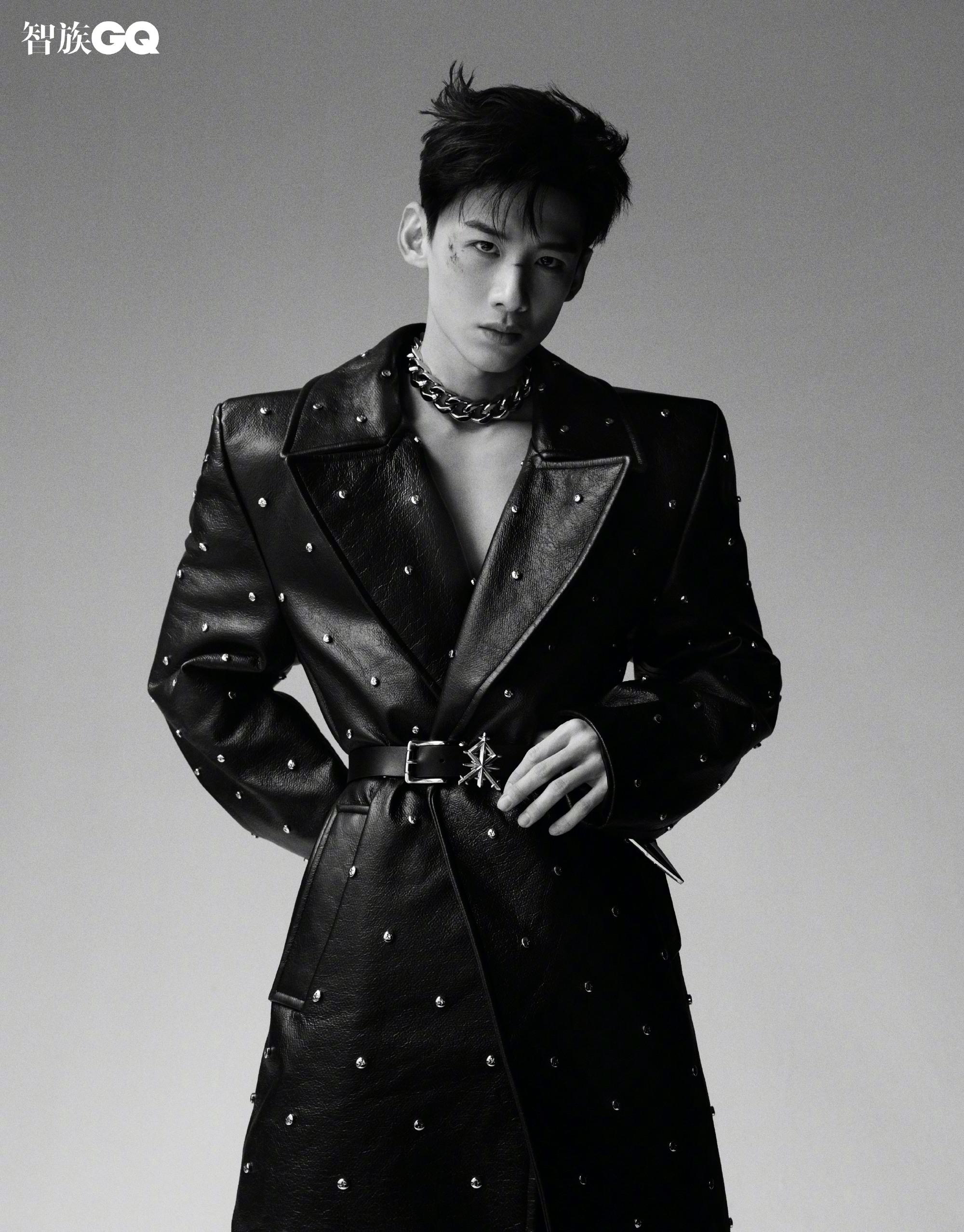 白敬亭登时尚杂志屏幕内外生动有趣