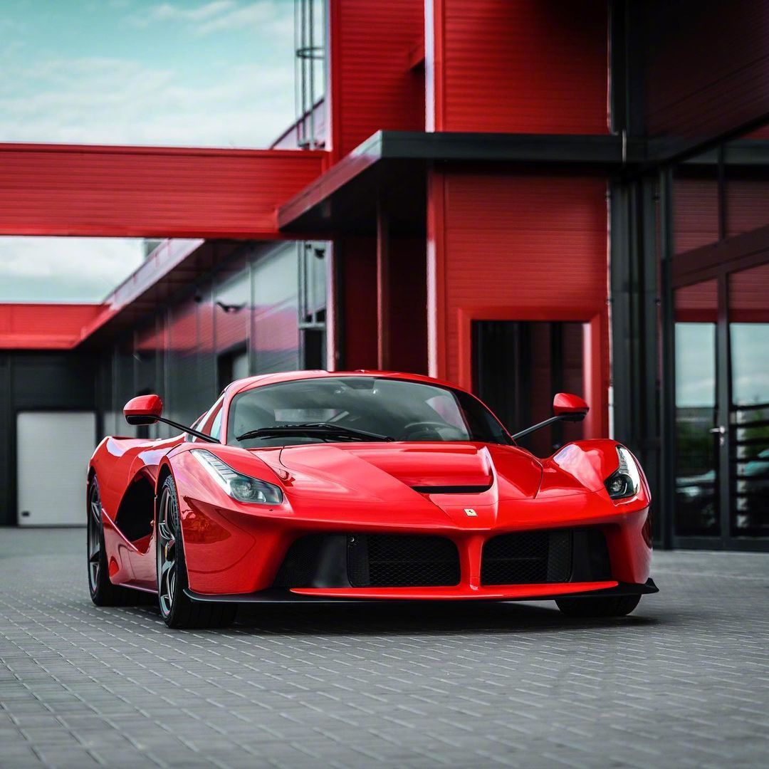 一匹红色法拉利ferrari laferrari