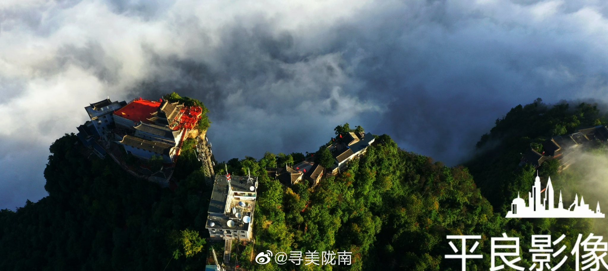 连日秋雨过后的陇南市成县鸡峰山国家级森林公园出现云海景观