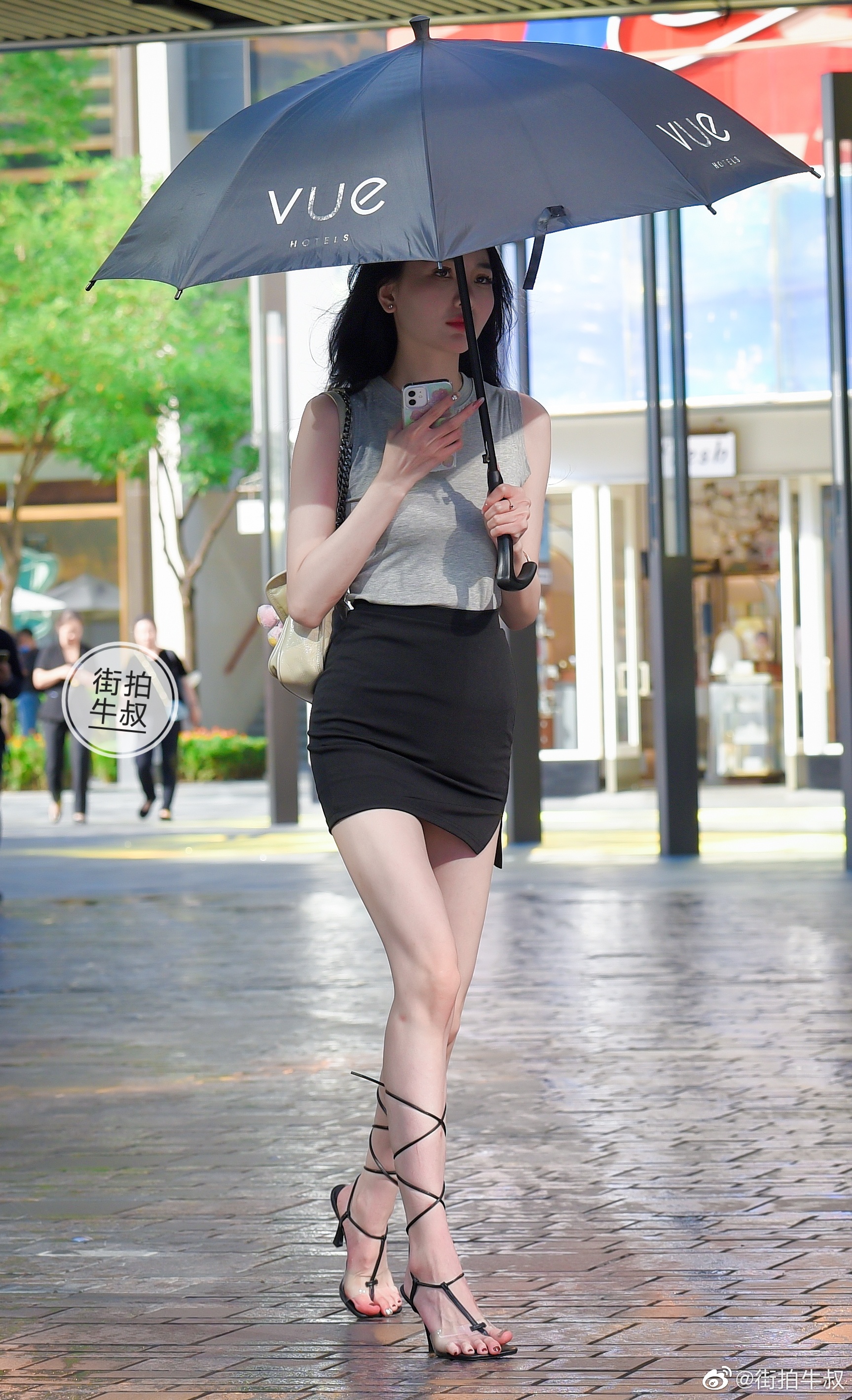 美女穿着仙女风的系带高跟凉鞋出街__财经头条