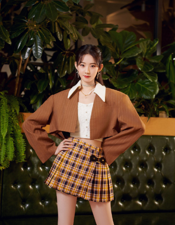 张艺凡的仙女坐火了看她双腿怎么放的贼显腿长