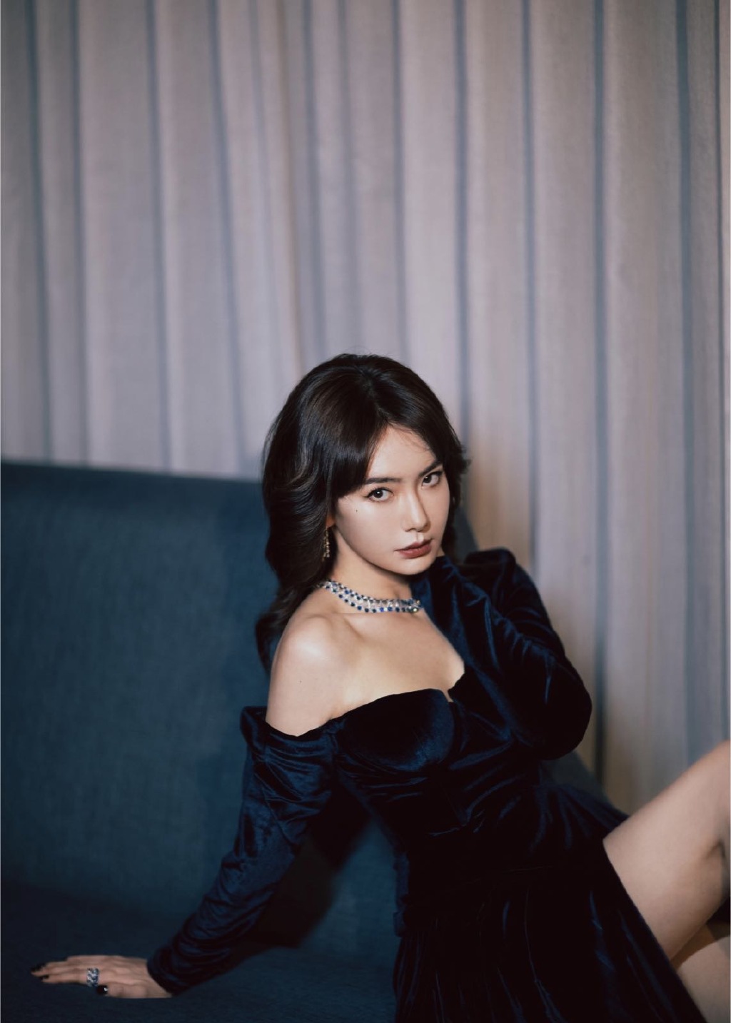 戚薇 华丽摩登天鹅绒礼服,性感迷人,魅力十足|天鹅绒|戚薇|礼服_新浪