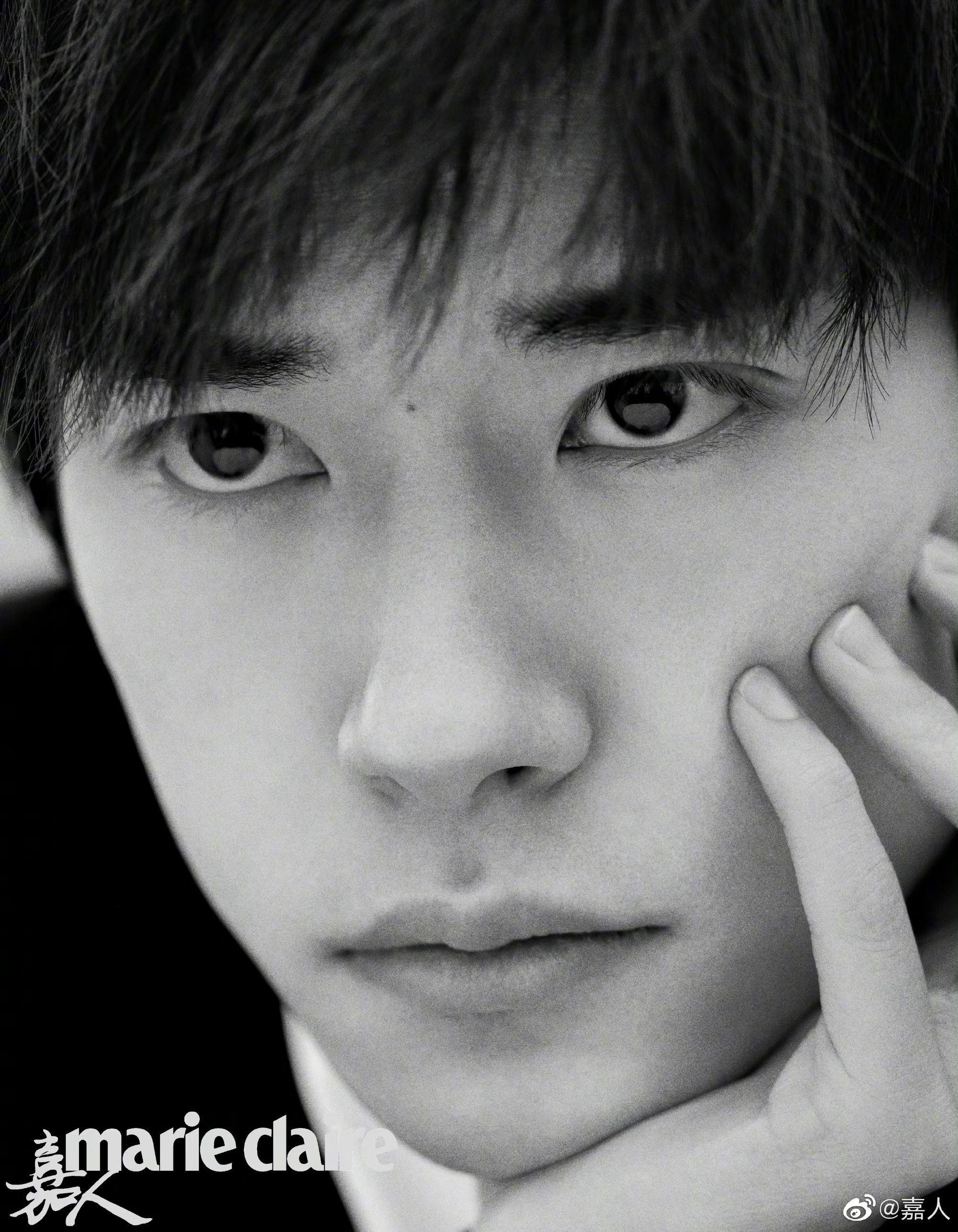 易烊千玺嘉人五月刊内页大片 乐谱封面,黑白怼脸大片!