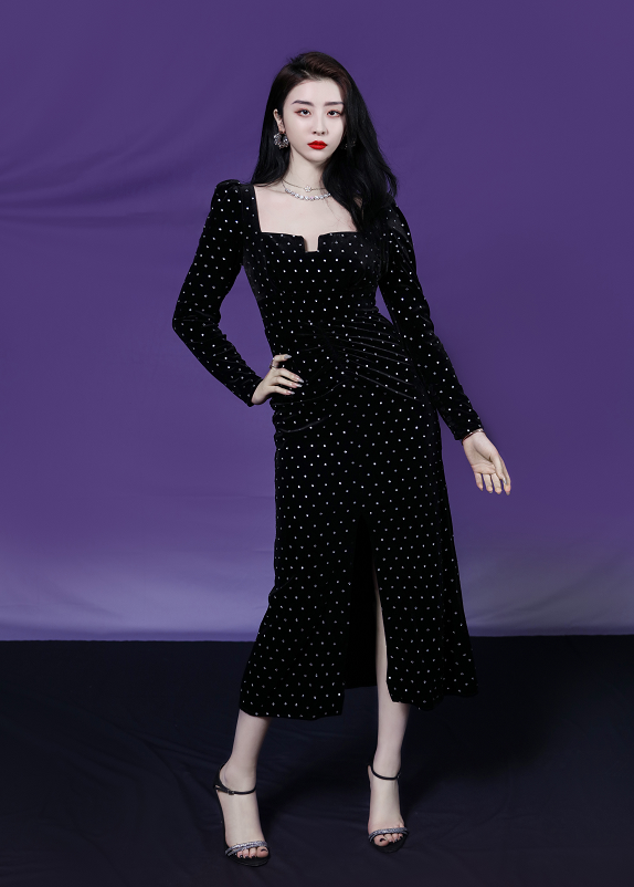 the9最新造型刘雨昕银色西装闪眼孔雪儿穿紫色抹胸公主裙