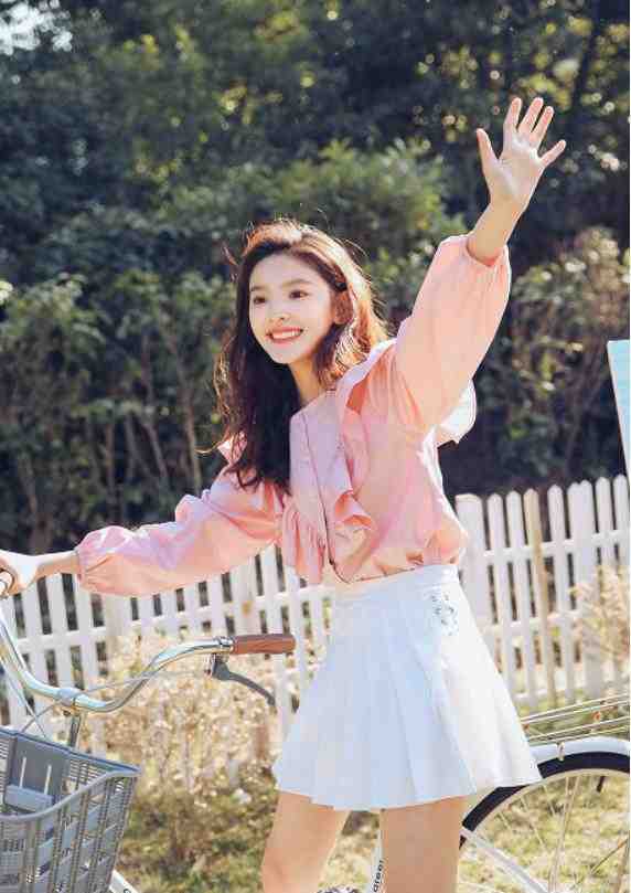 章若楠不仅颜高,穿搭更是教科书级别,高领线衣+百褶裙清新文艺休闲区蓝鸢梦想 - Www.slyday.coM 章若楠不仅颜高,穿搭更是教科书级别,高领线衣+百褶裙清新文艺休闲区蓝鸢梦想 - Www.slyday.coM