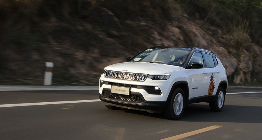 【鹏哥聊车】合资智能车联追上国产品牌? 试驾jeep新指南者-新浪汽车