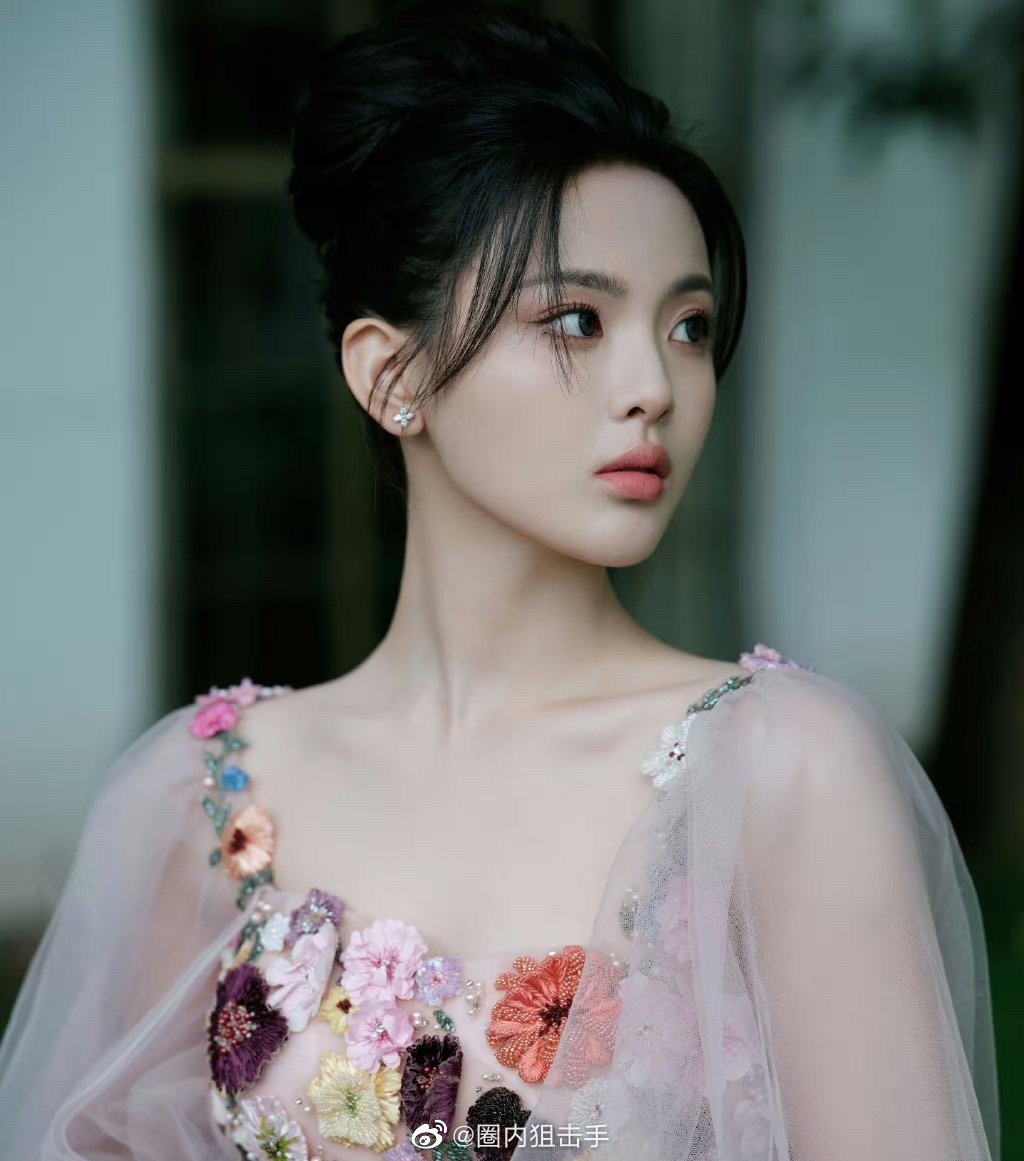 杨超越白色花苞裙,这一套真的好好看,富家千金即视感……|花苞裙|富家