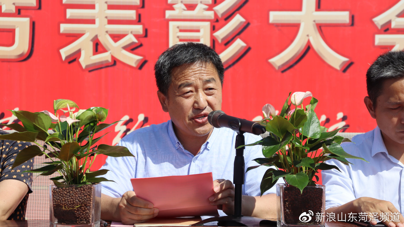 国花学校小学初中部校长李香凤,国花学校小学初中部副校长徐传峰