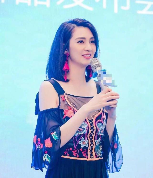 洪欣活动新造型,把民族风穿这么美,满满的异域风情!休闲区蓝鸢梦想 - Www.slyday.coM 洪欣活动新造型,把民族风穿这么美,满满的异域风情!休闲区蓝鸢梦想 - Www.slyday.coM