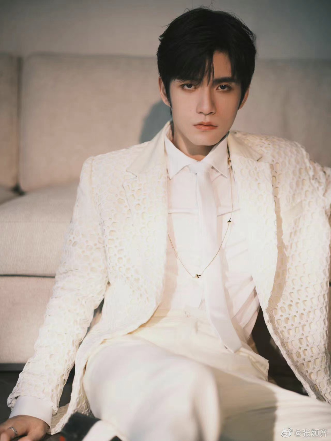 张颜齐镂空白西装造型精致帅气眼神好有表现力呐爱了爱了