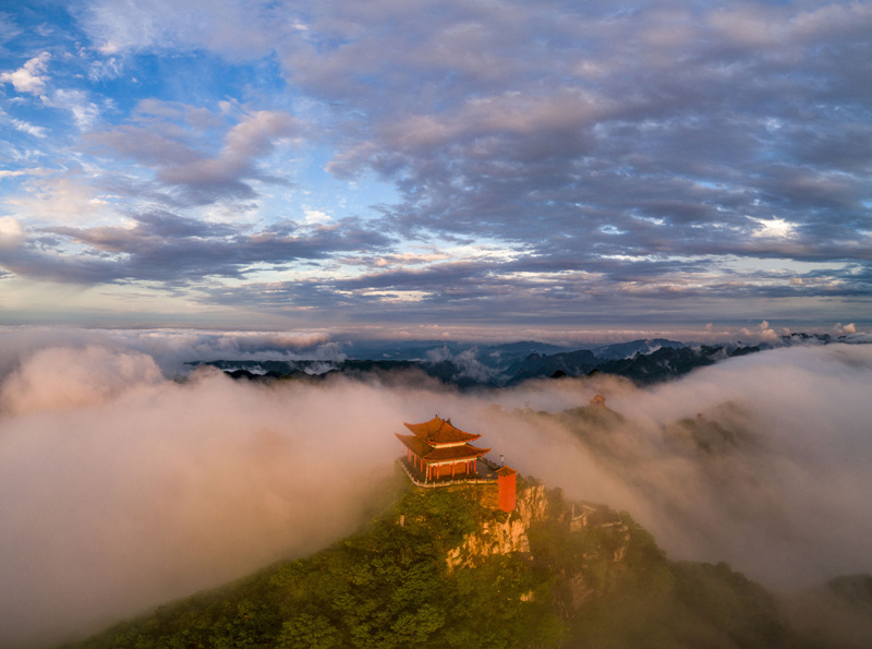 人民网长沙5月11日电 近日,位于湖南省张家界市慈利县的五雷山迎来