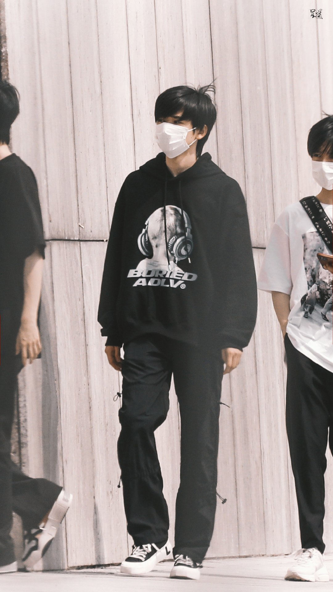 宋亚轩央视六一上班饭拍路透～ 一身黑色休闲look