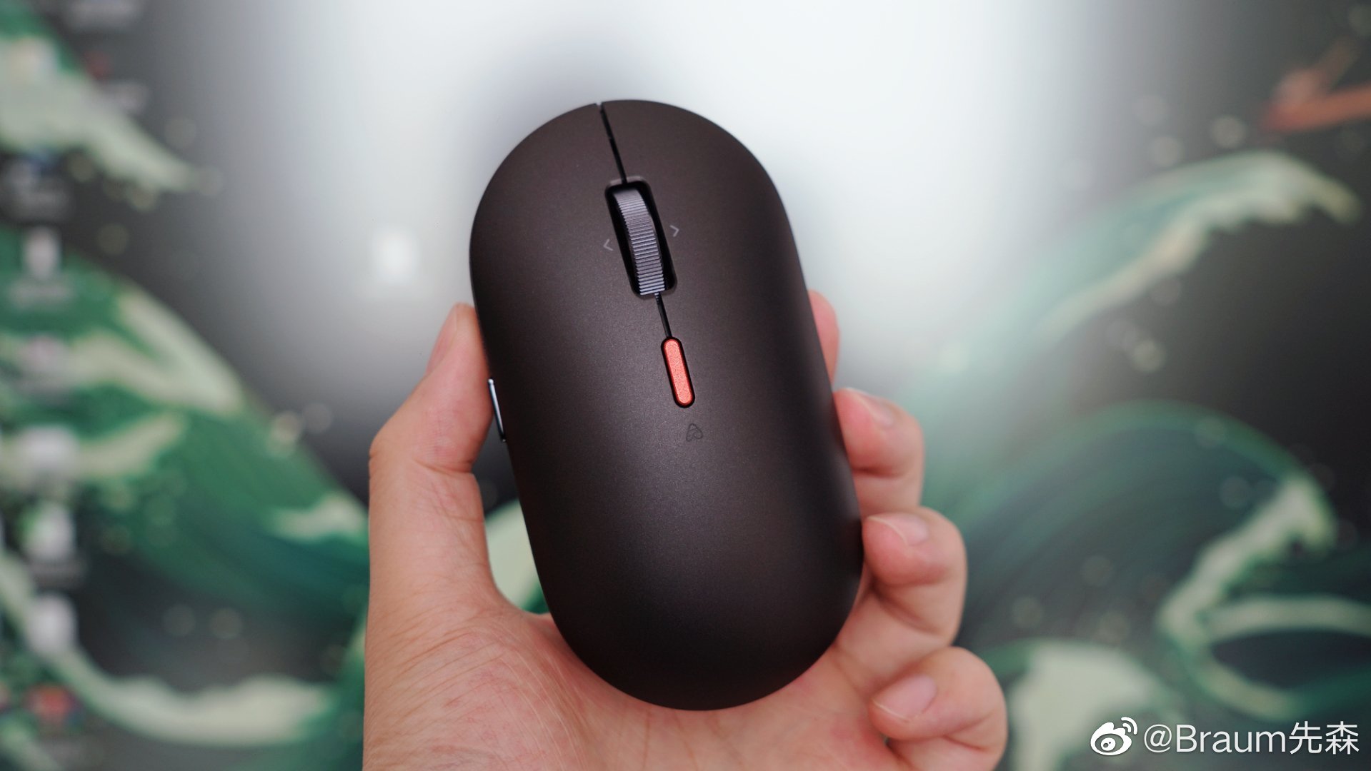 小米小爱鼠标上手,中间红色的语音键是亮点,短按是语音输入