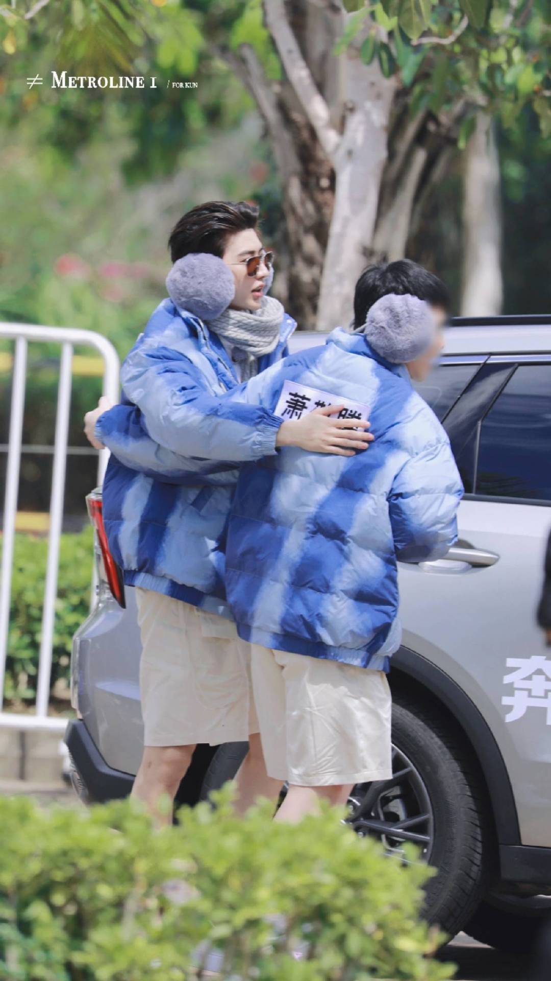 蔡徐坤《奔跑吧》三亚路透,短裤 羽绒服,一个在夏天一个在冬天