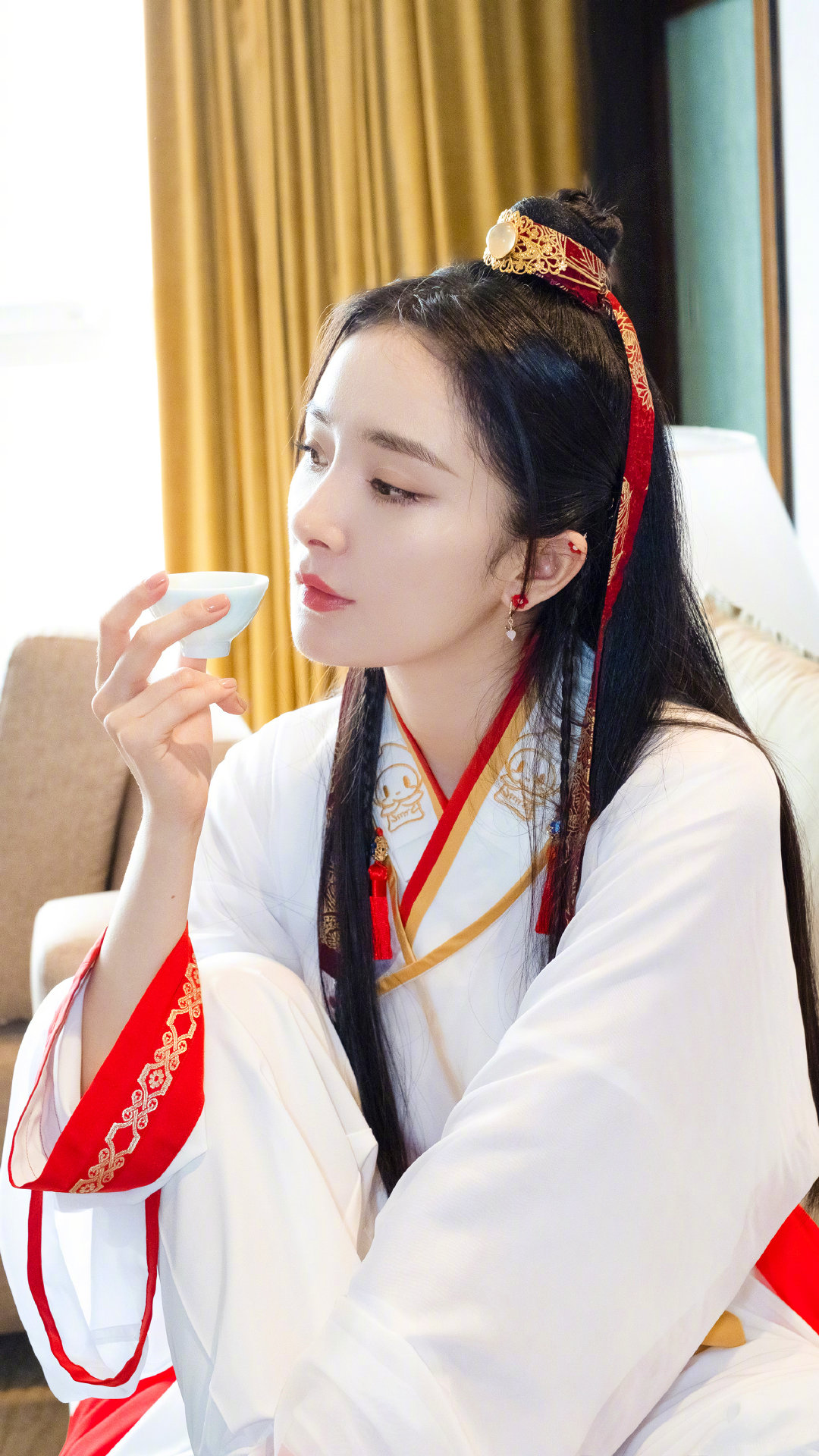 古灵精怪·侠女杨幂上线!白衣高马尾,精致侧颜,这个造型绝绝子