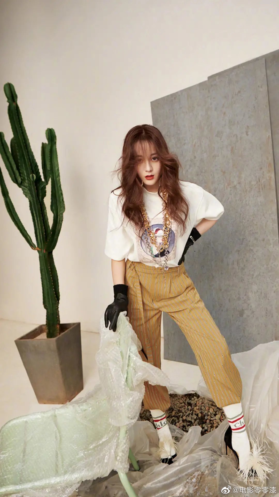 迪丽热巴空气刘海羊毛卷时尚杂志写真