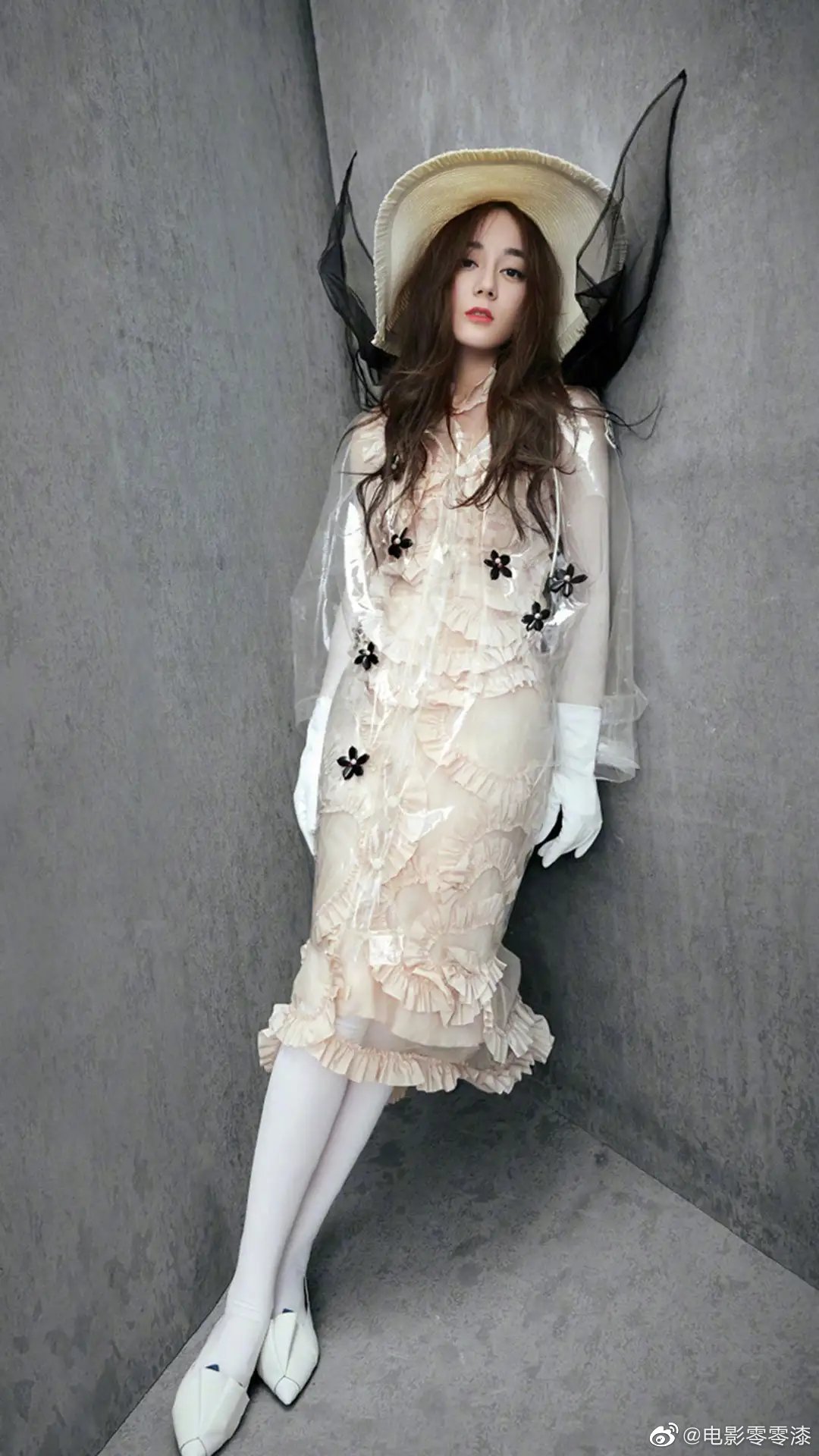 迪丽热巴空气刘海羊毛卷时尚杂志写真