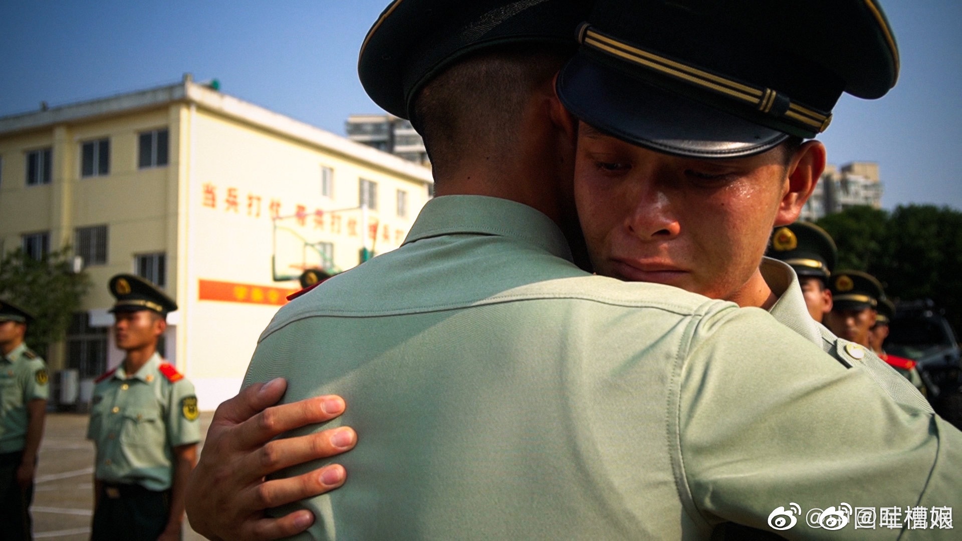战友情兄弟情!卸掉军衔,卸不掉感情,向军人致敬!