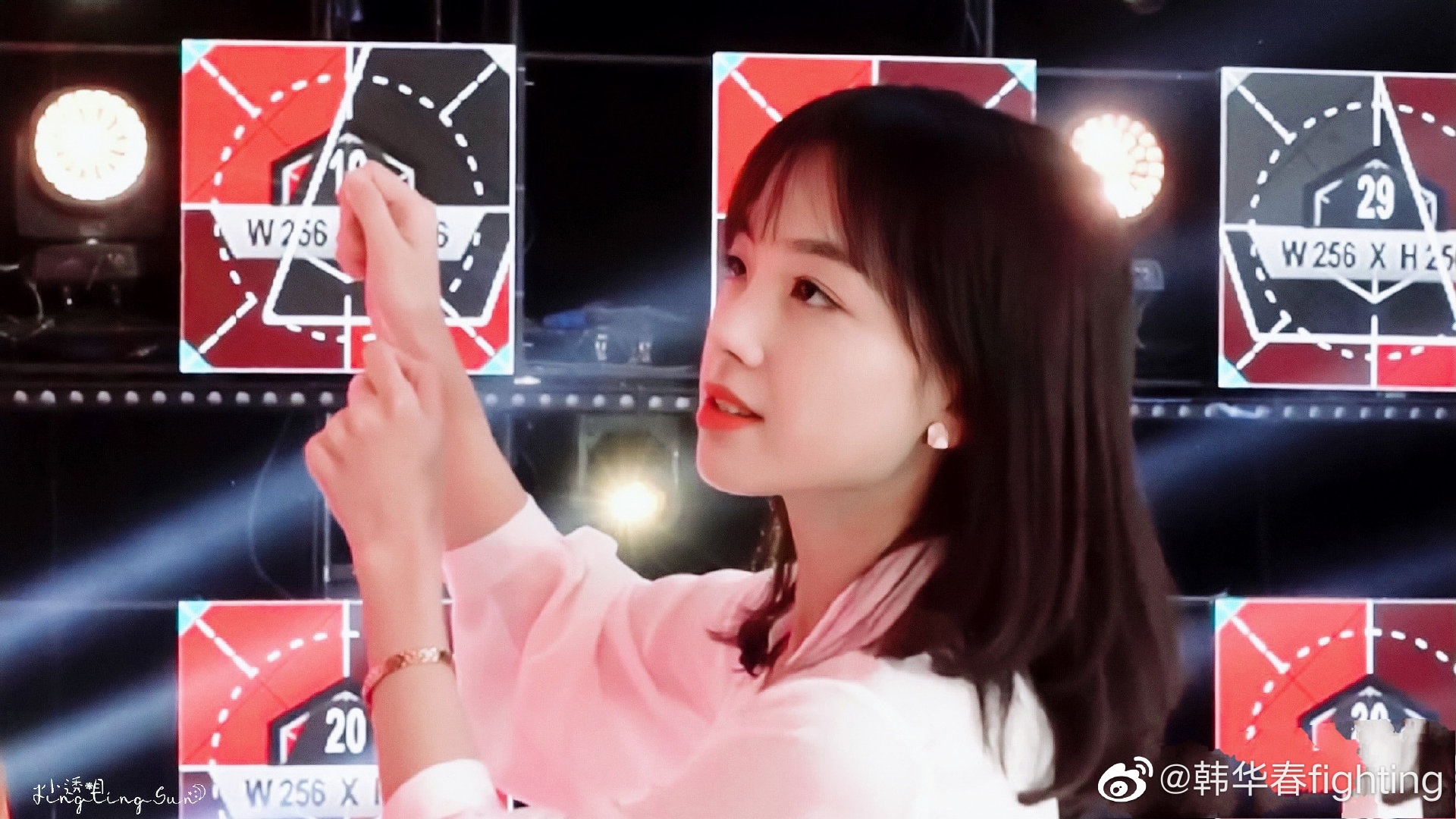 央视最美女记者王冰冰后台采访照