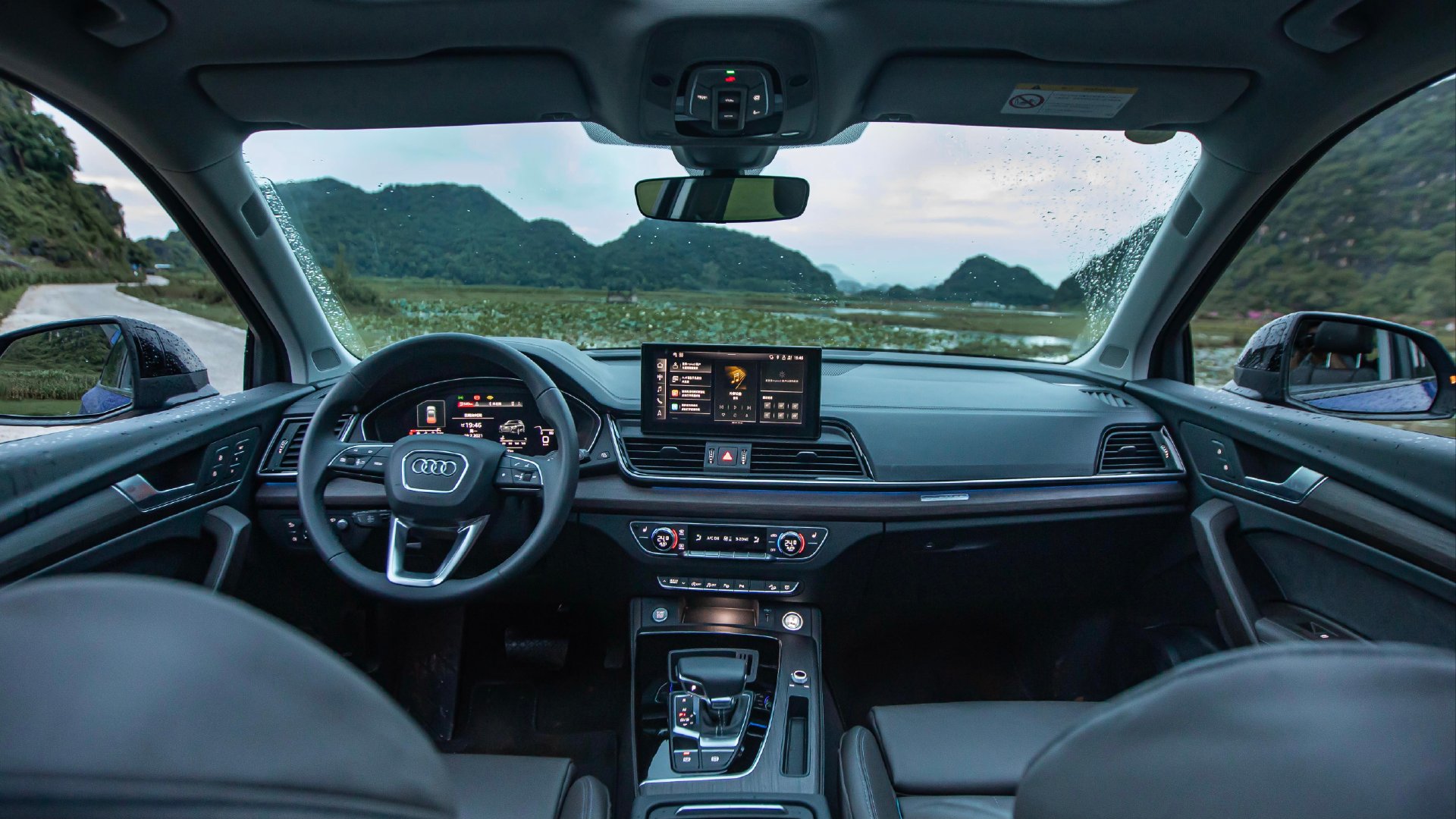 内饰方面,全新奥迪q5l标配了运动座椅,仪表板上部也更换了全新覆盖