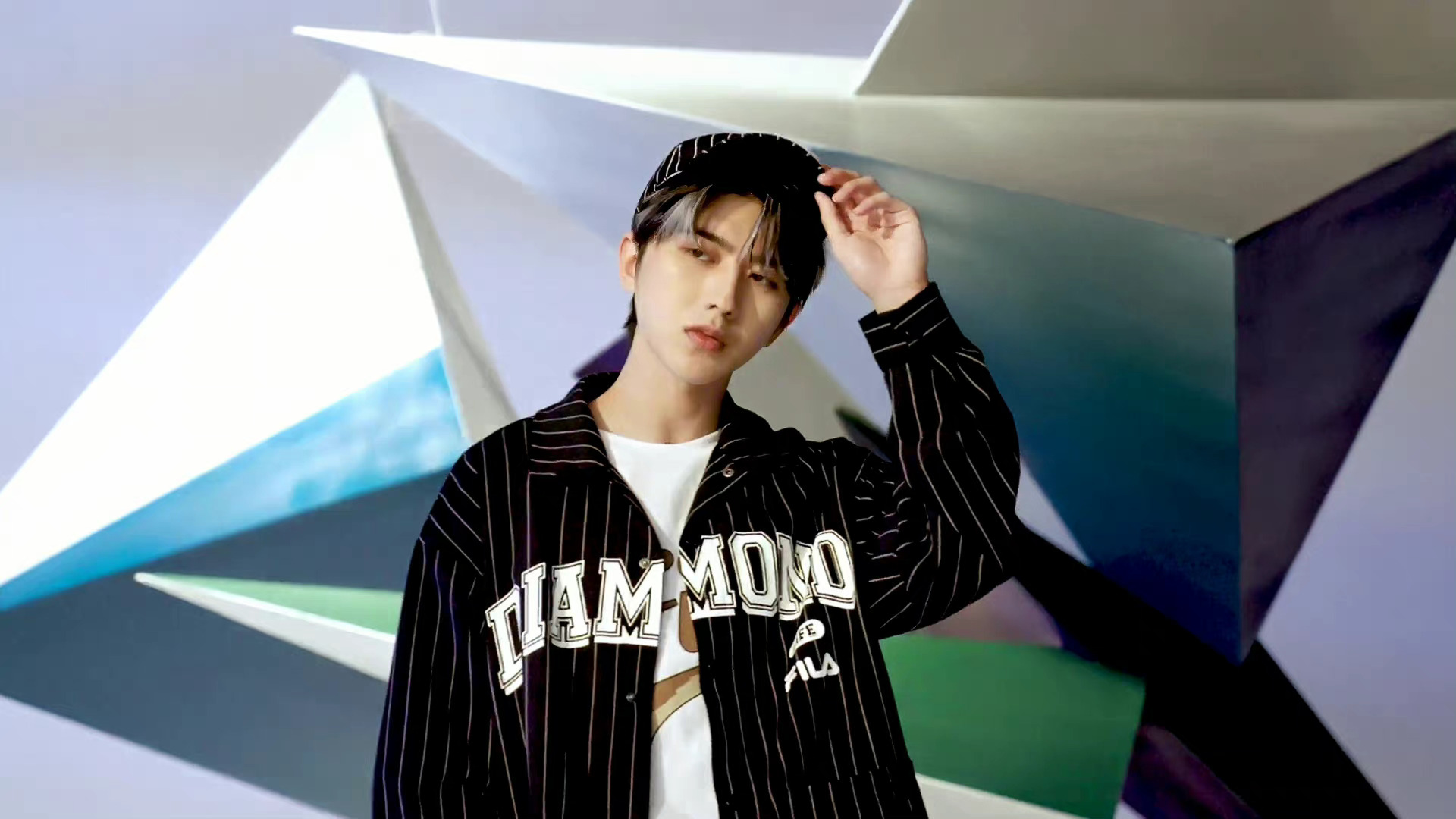 蔡徐坤最新品牌大片黑色造型搭配棒球帽造型好帅运动感满满