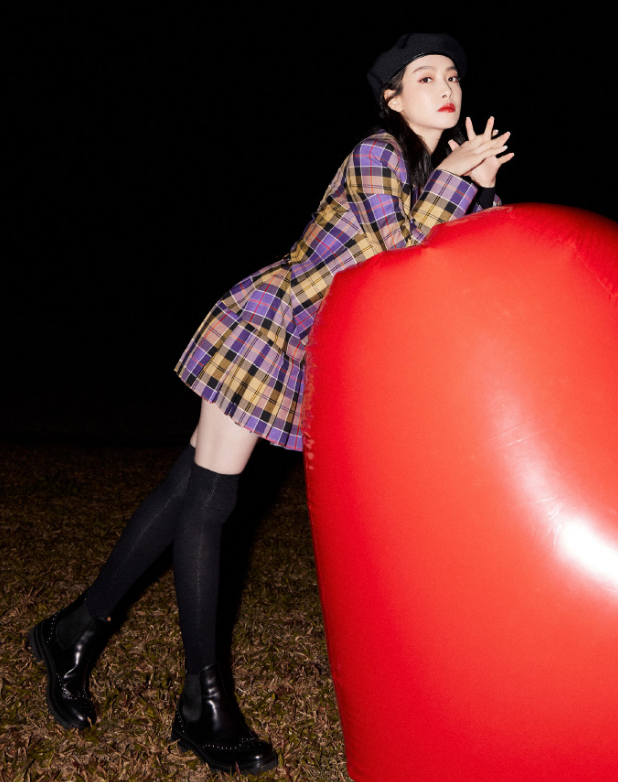 对于任何有"丝袜控"的人来说在看到宋茜穿上黑丝袜的这个造型后必定会