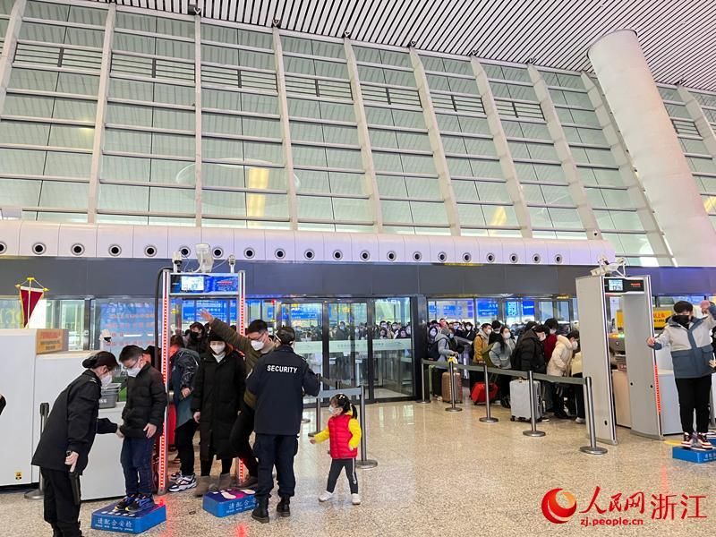 杭州东站安检入口.