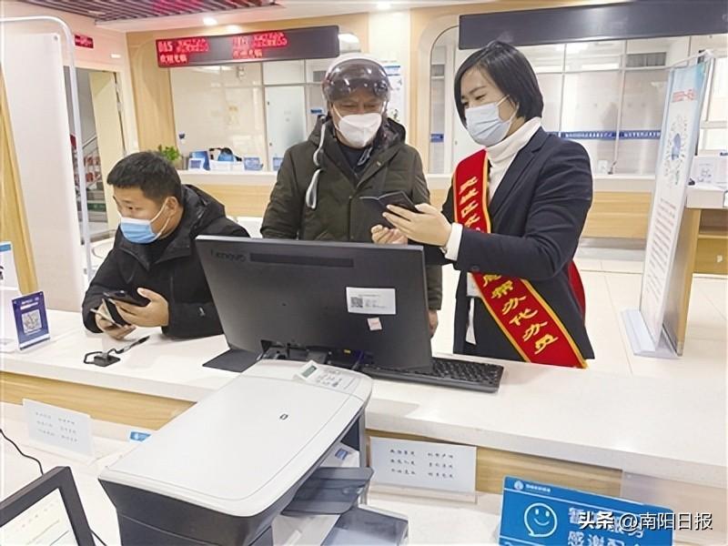 晚上,这里的古建筑非常有美感,小吃街也很繁华,我和朋友们玩得挺开心