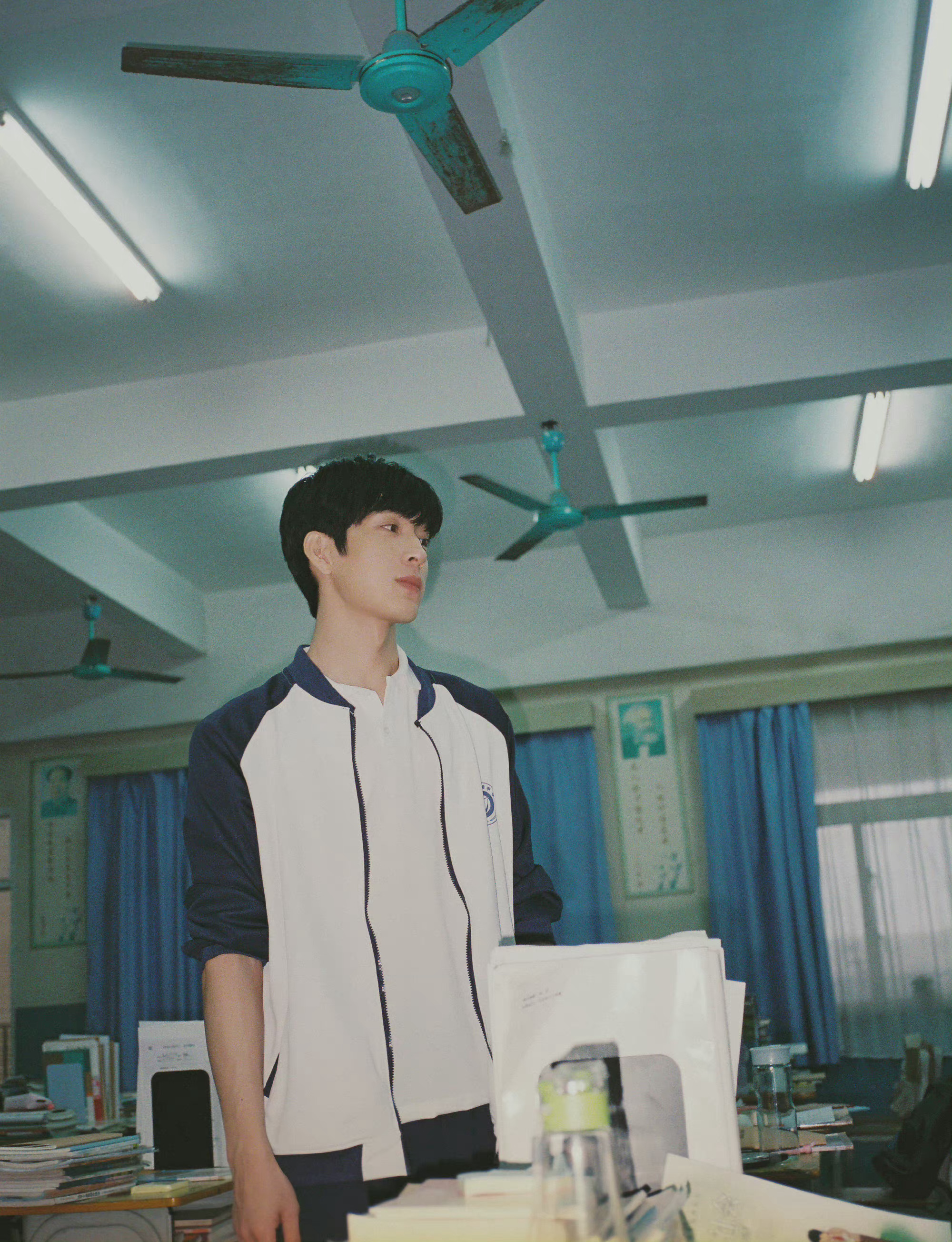 井柏然晒《女心理师》校服剧照,清爽校服造型抱着吉他……__财经头条