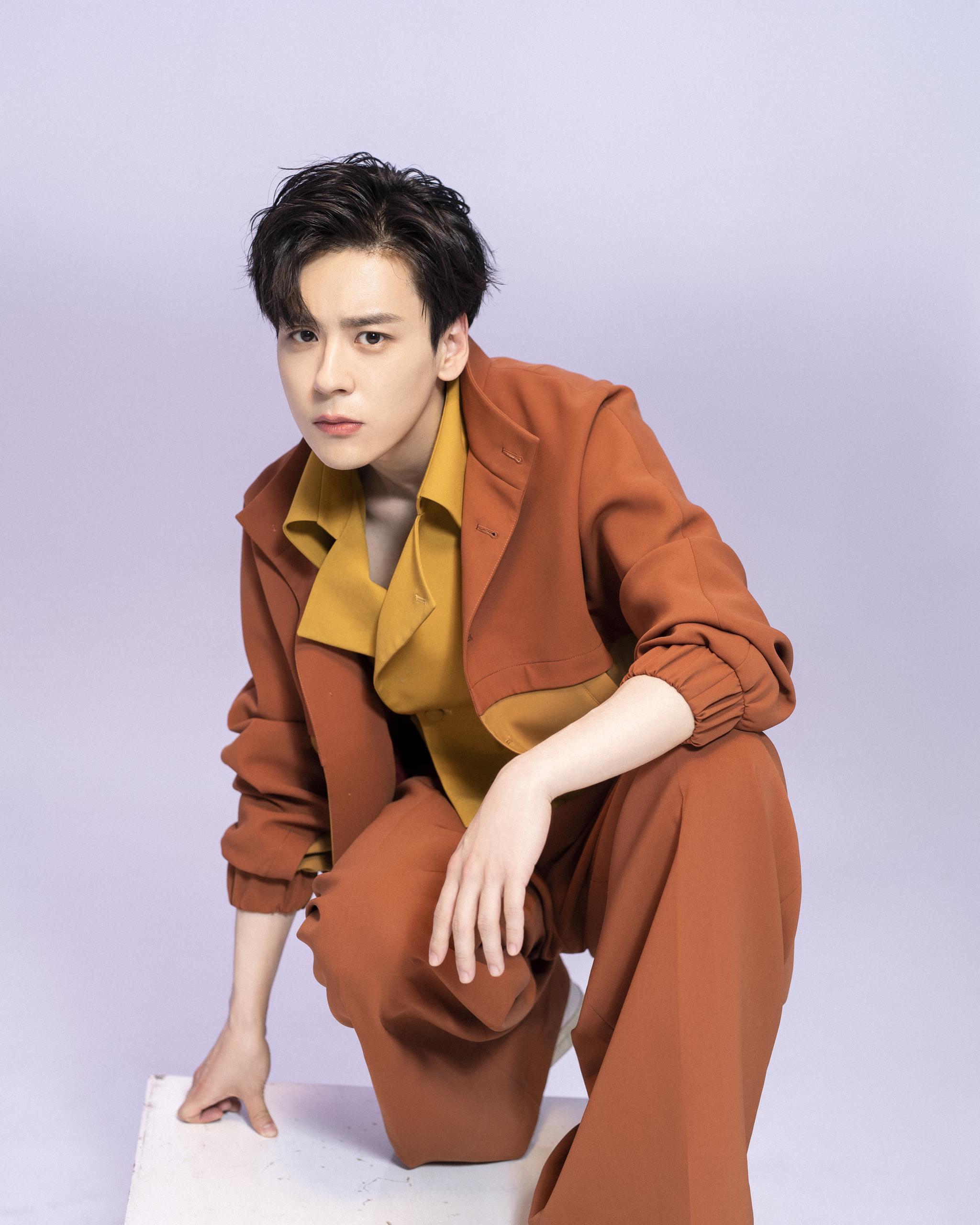 魏哲鸣miles 以马卡龙色系的穿搭如约而至.