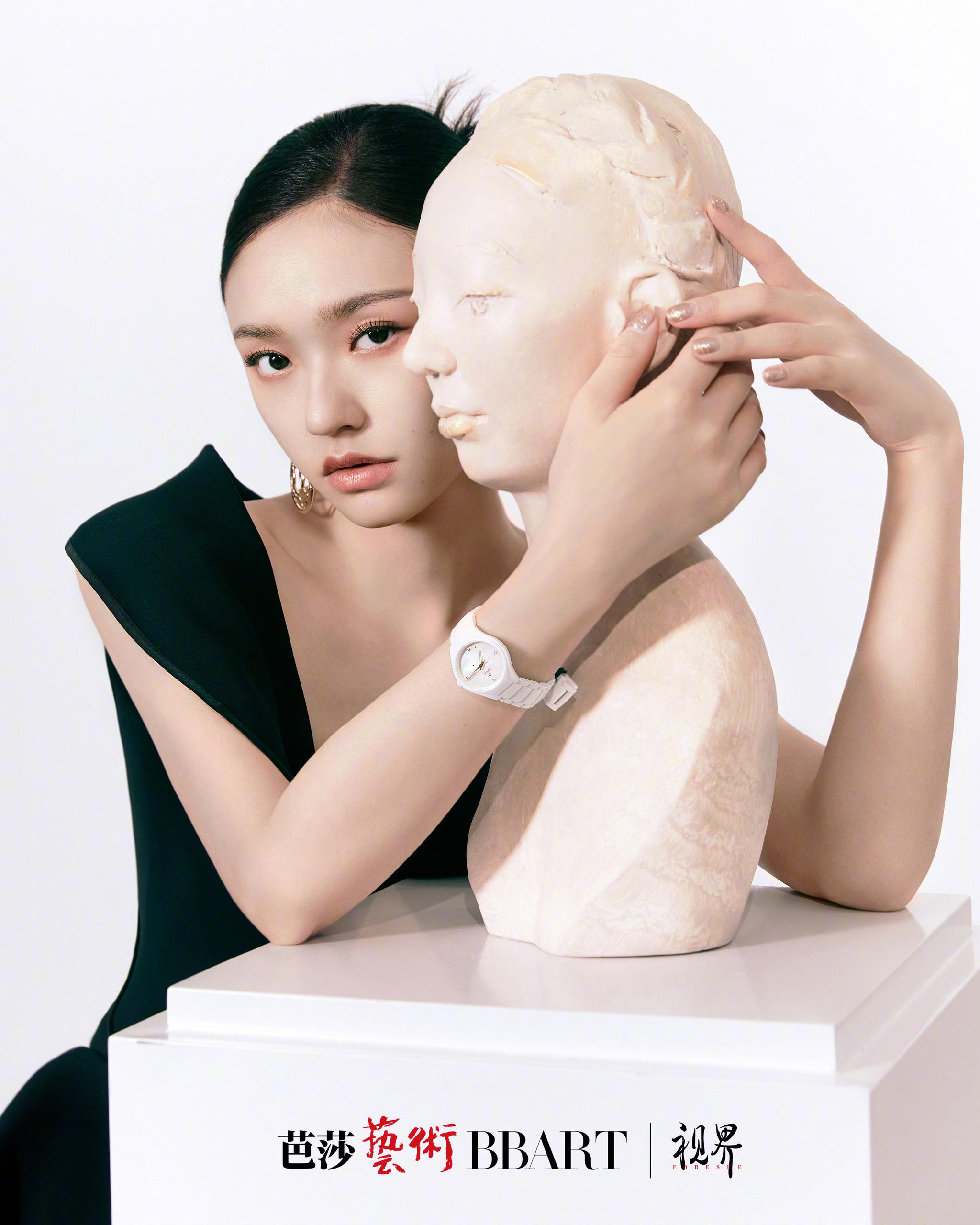 释出一组杂志拍摄大片