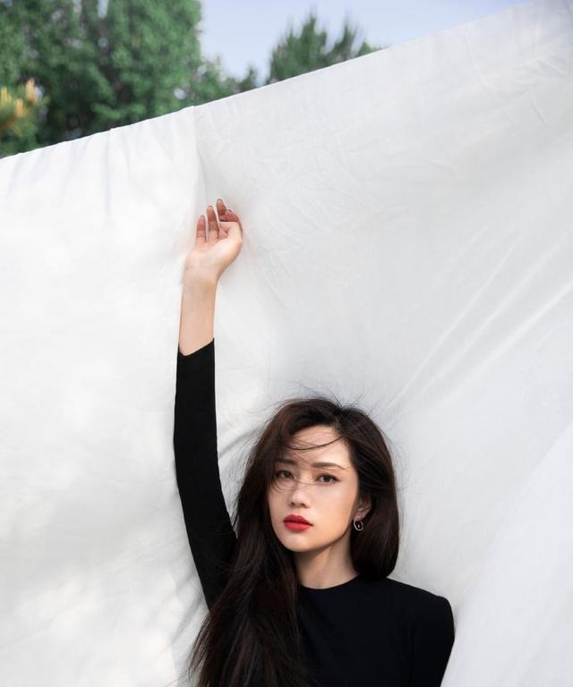 新谋女郎周晓凡近照曝光身材超好网友像王菲刘雯结合