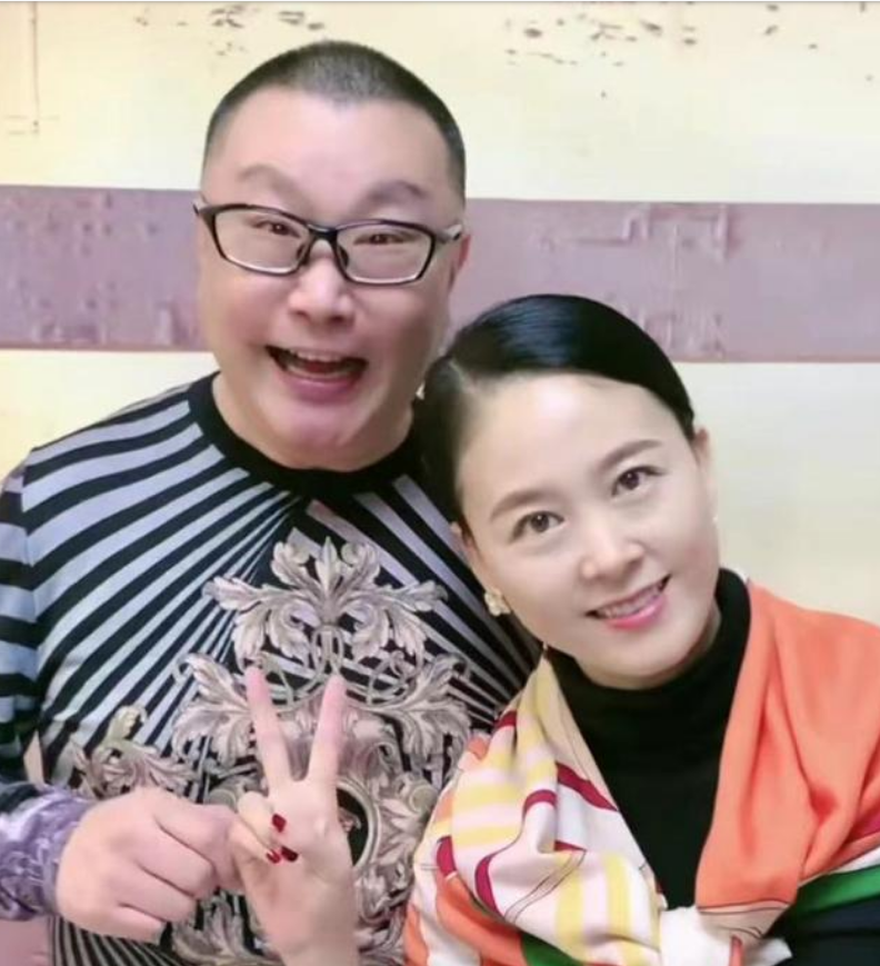 老牌歌手尹相杰领证结婚,妻子颜值似老搭档于文华,平时爱唱歌