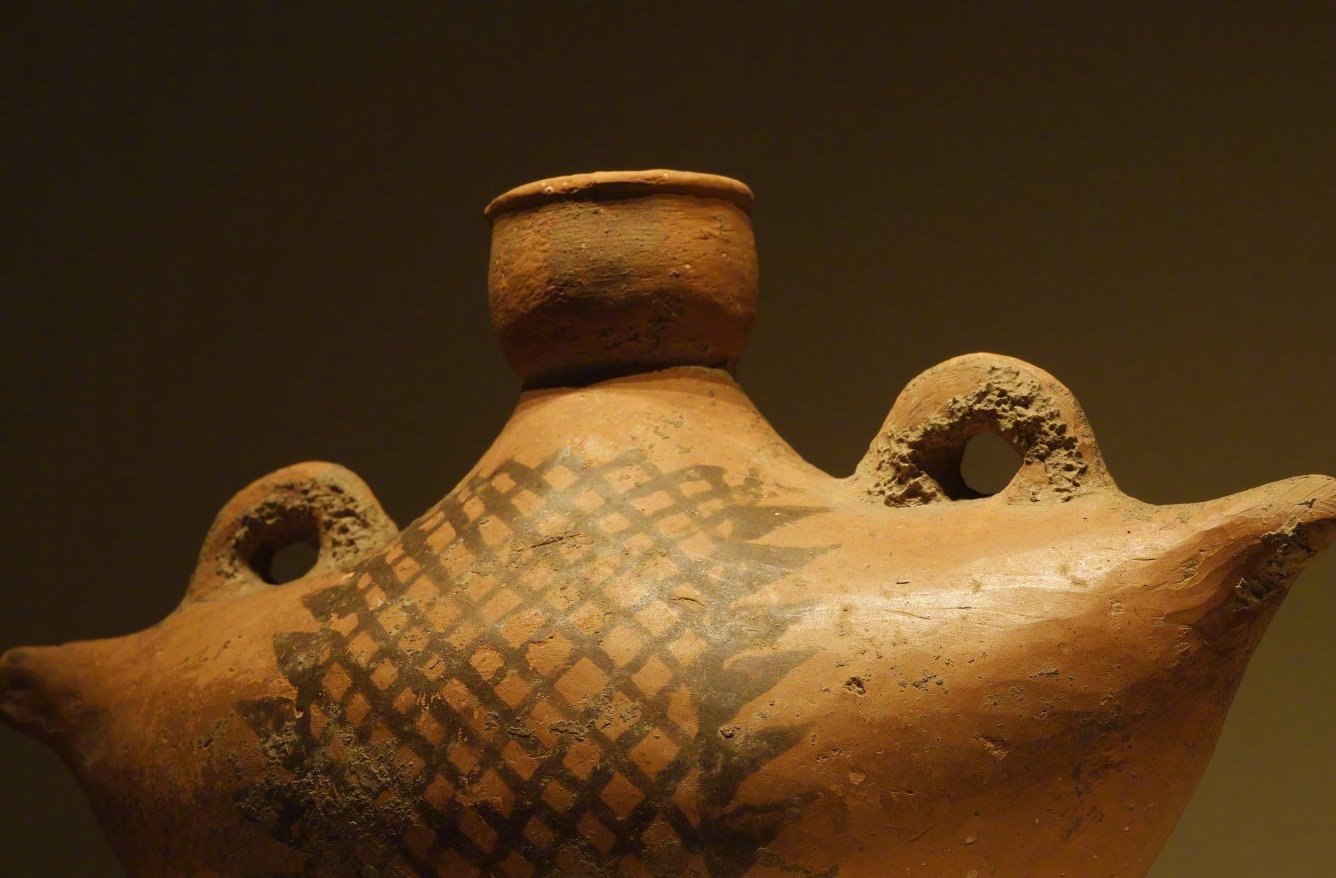 1958年陕西省宝鸡北首岭遗址出土的船形彩陶壶现藏于国家博物馆