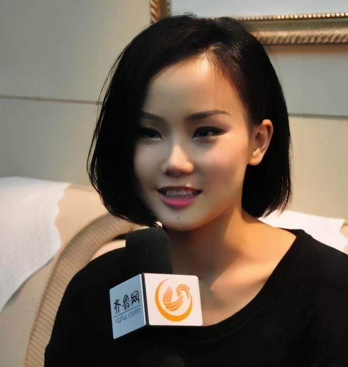 黄龄深夜发文硬刚粉丝,称不要对我身边人指指点点!