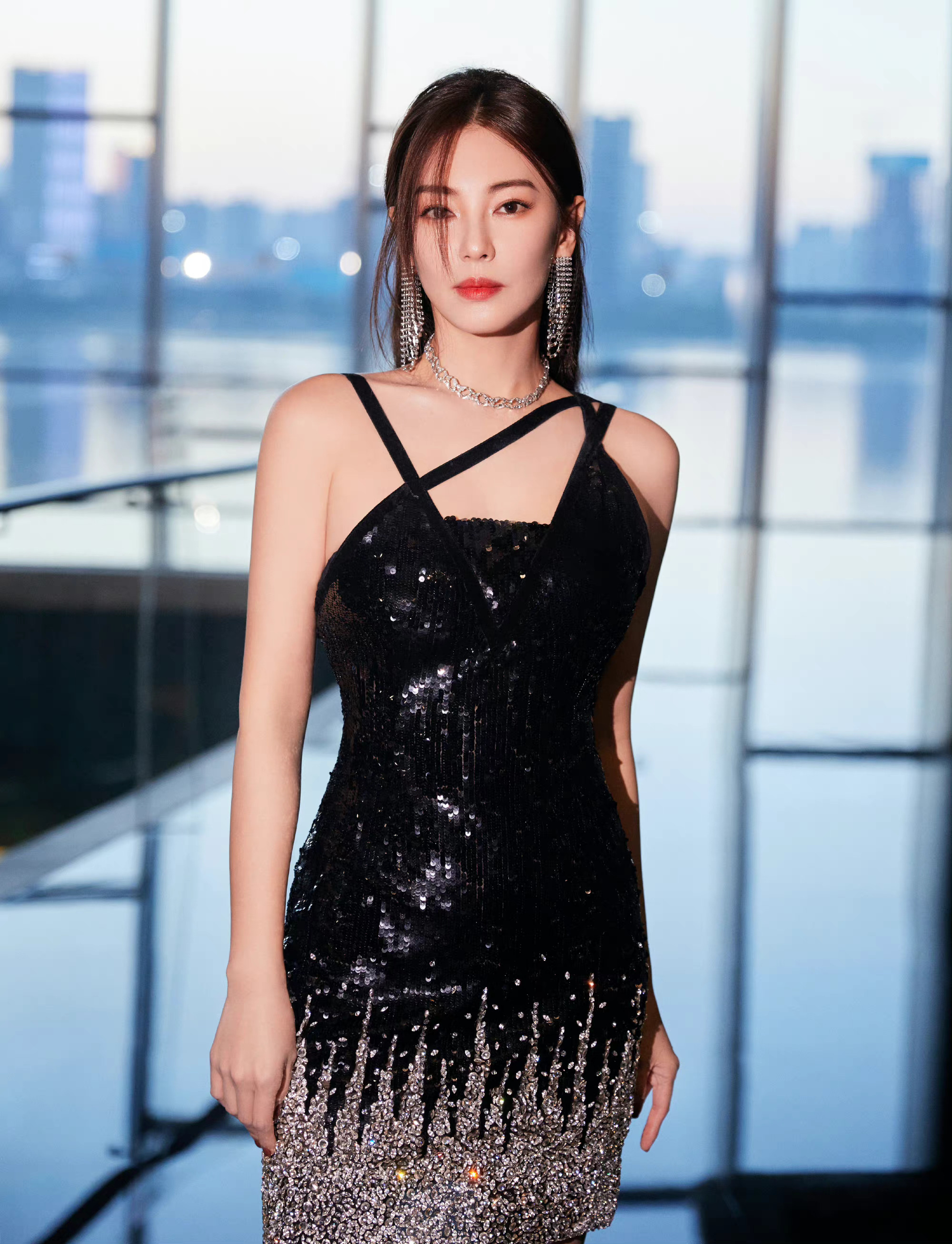 张雨绮六年来第一次换微博头像新头像短发黑裙好洒脱