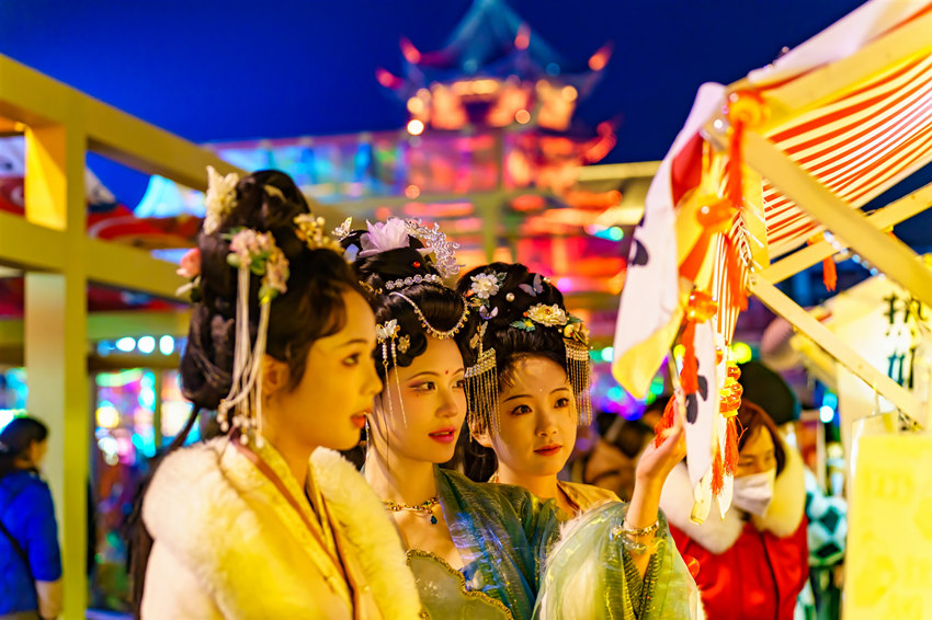 汉服文化秀精彩亮相成都温江千年文庙